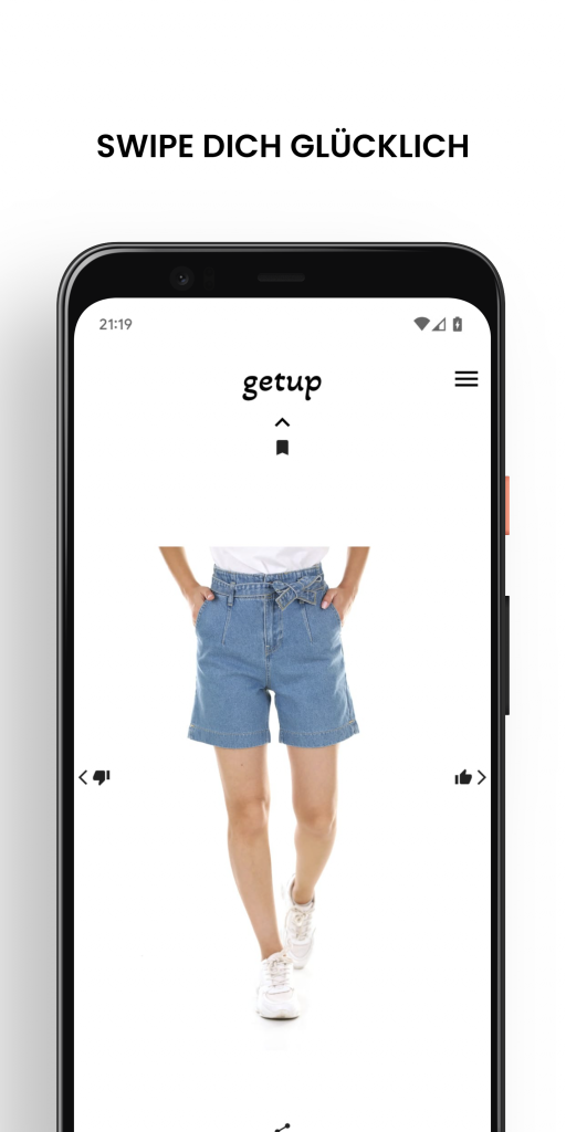 Smartphone-Bildschirm zeigt ein Bild einer Frau in weißen Sneakers und blauen Jeans-Shorts mit einem Jeansgürtel. Der Text 'Swipe dich glücklich' ist oben auf dem Display sichtbar. Das getup Logo erscheint oben mittig und am unteren Rand sind Navigationspfeile und ein 'Like'-Symbol dargestellt